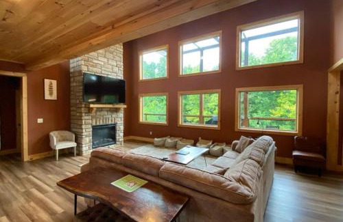 Chalet Village Casa | The Sundrop - Pool Table, Arcade Games, Outdoor Hot Tub, + Resort Access