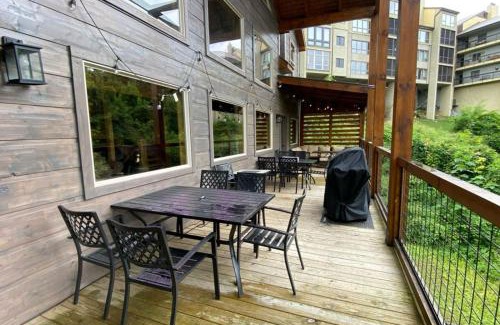 Chalet Village Casa | The Sundrop - Pool Table, Arcade Games, Outdoor Hot Tub, + Resort Access