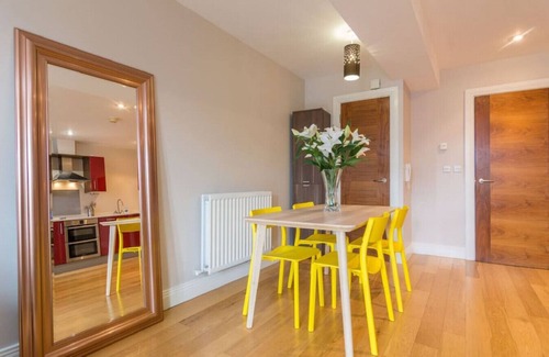 Cathedral Quarter Apartamento | The Sunflower Central Belfast Apartment | Sleeps 4 | Steps from Cathedral Quarter
