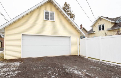 East End Casa | The Sunflower Home with Game Room & Hot Tub! Pet Friendly!