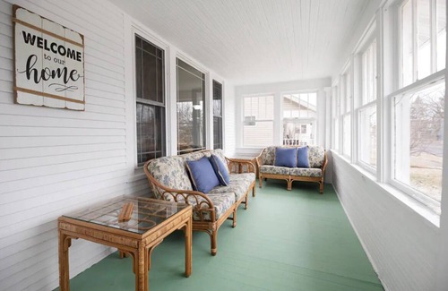 East End Casa | The Sunflower Home with Game Room & Hot Tub! Pet Friendly!