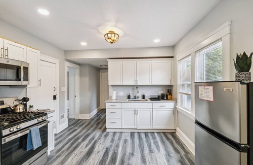 Cleveland Apartamento | The Sunny Nook- The Sunroom APT West CLE