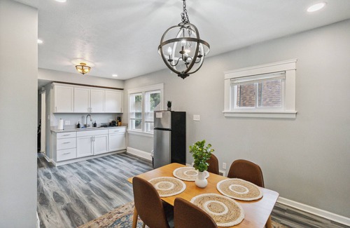Cleveland Apartamento | The Sunny Nook- The Sunroom APT West CLE