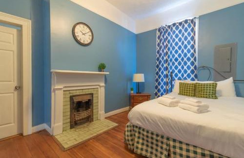 Columbus Apartamento | The Sunny Southern Manse Front Walk Downtown