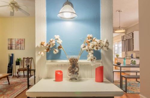 Columbus Apartamento | The Sunny Southern Manse Front Walk Downtown