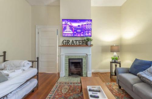 Columbus Apartamento | The Sunny Southern Manse Front Walk Downtown