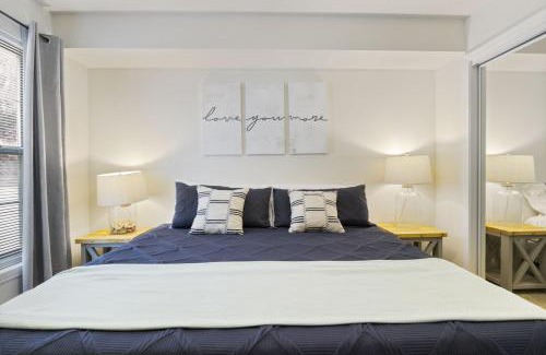Lakeland Casa | The Sunrise Suite Waterfront, Balcony with Pool