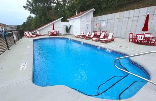 Lakeland Casa | The Sunrise Suite Waterfront, Balcony with Pool