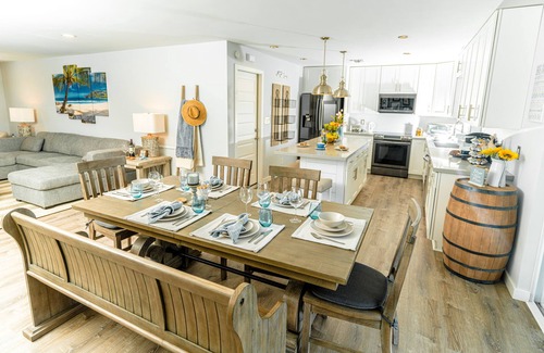 Palm Aire Village West Casa | ★The Sunset Dream★ Luxury Escape | Pool Patio Lake for Families