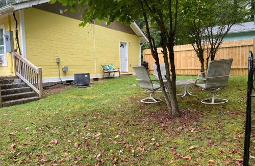Hendersonville Casa | The Sunshine Cottage Hendersonville Rental!