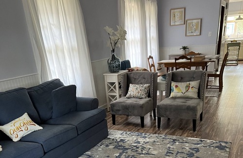 Lacombe Cabaña | The Sunshine Cottage has all the comforts you need and is Kid & Pet Friendly!