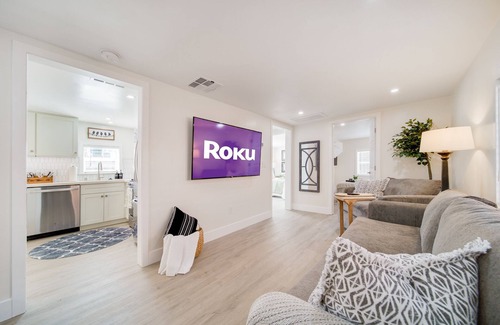 Los Cerritos Casa | The Sunshine Farmhouse in Old Roseville!