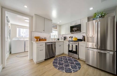 Los Cerritos Casa | The Sunshine Farmhouse in Old Roseville!
