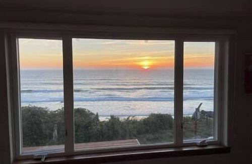 Yachats Casa | The Surf House w/ private beach access & hot tub!