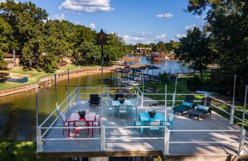 Enchanted Oaks Casa | The Susser Estate with Dock Hot Tub Game Room