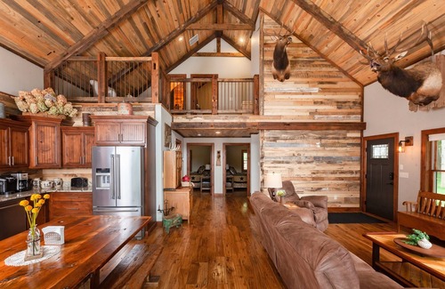 Richland Center Cabina | The Sylvan Cabin w/small lake - @MillCreekCabinsWI