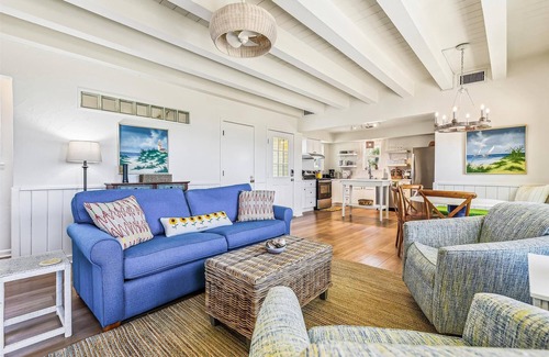 East End Casa | THE TASTEFULLY DECORATED INTERIOR is just the beginning of the delights of this cute home.
