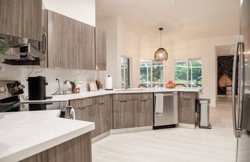 Hunt Club Casa | The Teakwood Villa - Secluded & Luxurious Pool Home in West Palm Beach