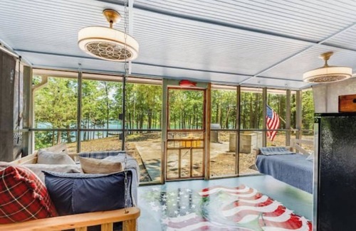 Reed Creek Cabina | The Teal Tavern