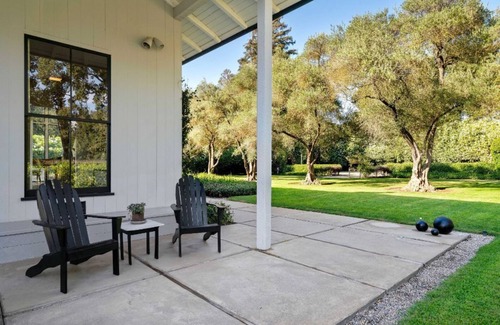 Walnut Grove Casa | The Tennis House. A Mid-Century Modern River Getaway