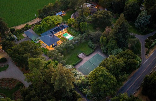 Walnut Grove Casa | The Tennis House. A Mid-Century Modern River Getaway
