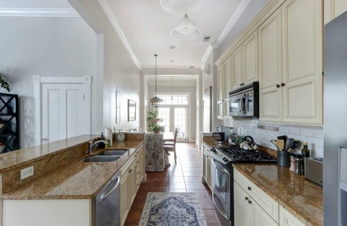 Hitch Village - Fred Wessels Homes Apartamento | The Terrace @ Trustees' Garden - Walk to River!