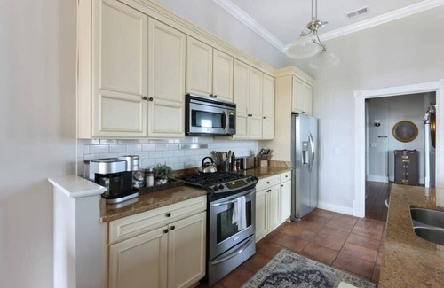 Hitch Village - Fred Wessels Homes Apartamento | The Terrace @ Trustees' Garden - Walk to River!