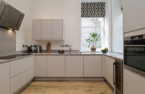 Newland Near Ulverston Cabaña | THE THEOBOLD SUITE STONE CROSS MANSION, family friendly in Ulverston