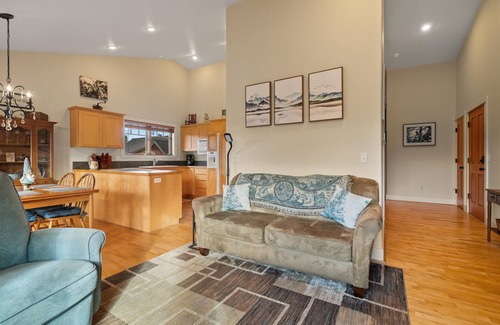 Sisters Condominio | Walk to Downtown Sisters | 2BDR | Perfect Location!