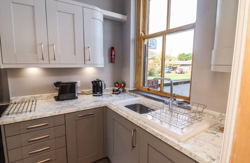 Allerston Cabaña | THE TICKET OFFICE ALLERSTON, romantic in Thornton-Le-Dale