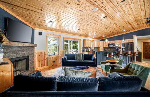 Interlochen Casa | The Timber Shore @ Interlochen Private Lakefront Hot Tub Game Room 12 Forested Acres