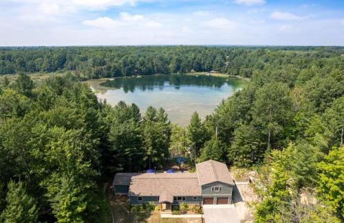 Interlochen Casa | The Timber Shore @ Interlochen Private Lakefront Hot Tub Game Room 12 Forested Acres