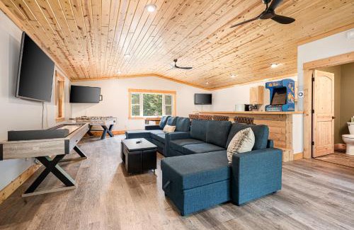 Interlochen Casa | The Timber Shore @ Interlochen Private Lakefront Hot Tub Game Room 12 Forested Acres