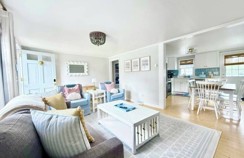 Dennis Port Casa | The Tinker Bell By The Sea ~ Charming 2-bedroom house in Dennisport w/AC