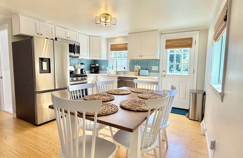 Dennis Port Casa | The Tinker Bell By The Sea ~ Charming 2-bedroom house in Dennisport w/AC