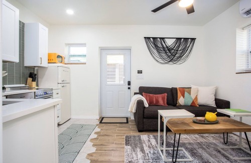 Gulfport Apartamento | The Tiny Mockingbird Bungalow! 1 bed/ 1 bath, min. to St. Pete beaches