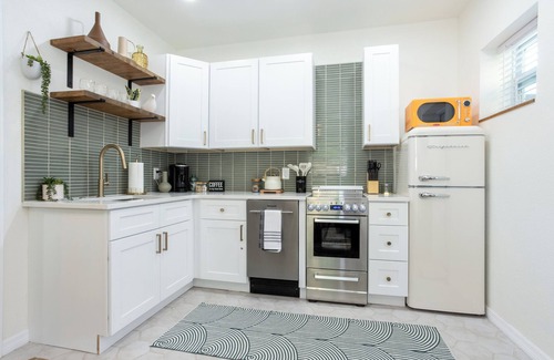 Gulfport Apartamento | The Tiny Mockingbird Bungalow! 1 bed/ 1 bath, min. to St. Pete beaches