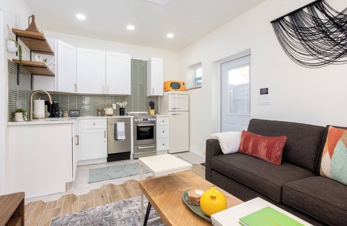 Gulfport Apartamento | The Tiny Mockingbird Bungalow! 1 bed/ 1 bath, min. to St. Pete beaches