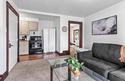 Green Bay Apartamento | The Tiny Piney - Live. Work. Play. Downtown Green Bay!