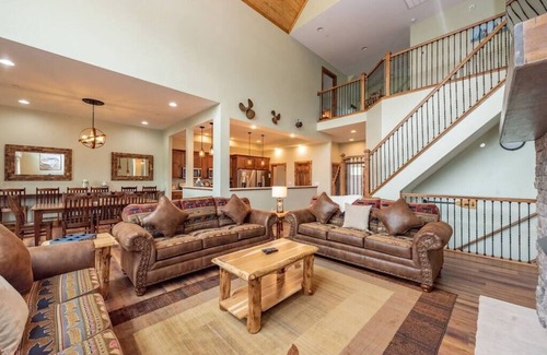 Waterfront Greens Casa | The Tippy Canoe - Luxurious 8BR - Indoor Pool & Hot Tub - Deep Creek Lake -