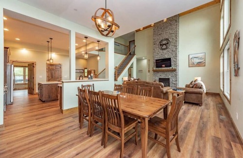 Waterfront Greens Casa | The Tippy Canoe - Luxurious 8BR - Indoor Pool & Hot Tub - Deep Creek Lake -
