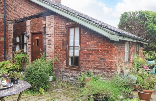 Warrington Cabaña | THE TOOLSHED, romantic, character holiday cottage in Birchwood