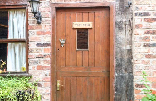 Warrington Cabaña | THE TOOLSHED, romantic, character holiday cottage in Birchwood