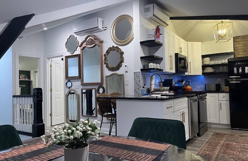Short North Apartamento | The Top of the Stairs: Chic Loft on 3rd Ave