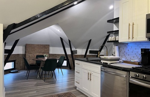 Short North Apartamento | The Top of the Stairs: Chic Loft on 3rd Ave