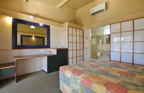 Piccadilly Hotel | The Tower Hotel Kalgoorlie