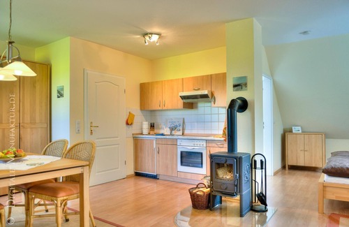 Busumer Deichhausen Apartamento | The "tower room". Beautiful 1-room apartment in Büsumer Deichhausen