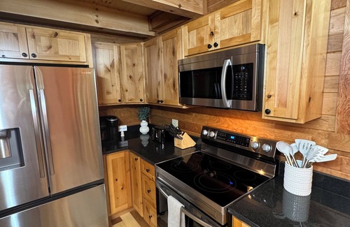 Laurelville Cabina | The Tradesman: Brand New, Custom Built Log Cabin in The Hocking Hills