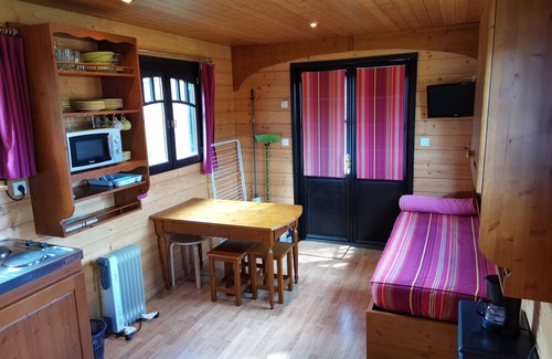 Usson-en-Forez Casa | La Roulotte: 4 personnes -Caravana-Confortable-Vista al Lago-Baño con ducha