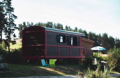 Usson-en-Forez Casa | La Roulotte: 4 personnes -Caravana-Confortable-Vista al Lago-Baño con ducha